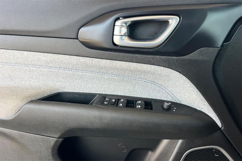 2024 Jeep Compass Latitude photo 11