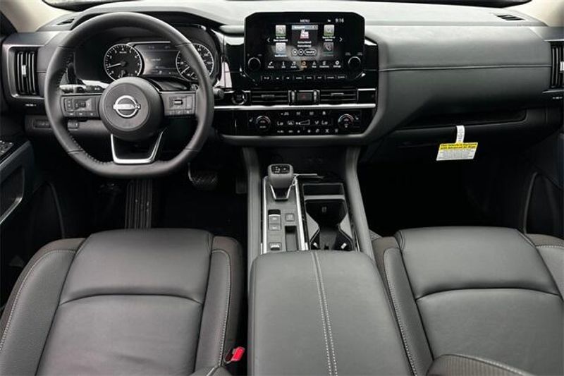 New 2025 Nissan Pathfinder SLImage 10