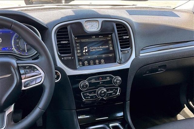 2023 Chrysler 300 TouringImage 5