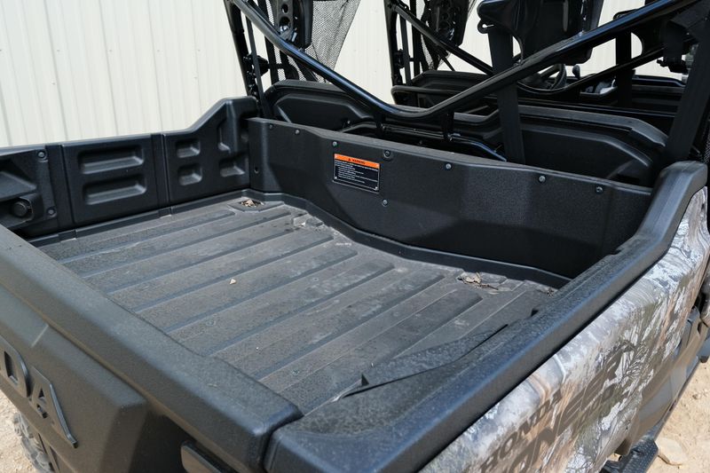 NEW 2025 HONDA PIONEER 10006 DELUXE CREW Image 9