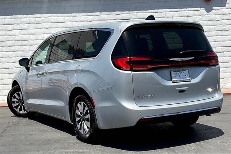 2023 Chrysler Pacifica Hybrid Touring L photo 2