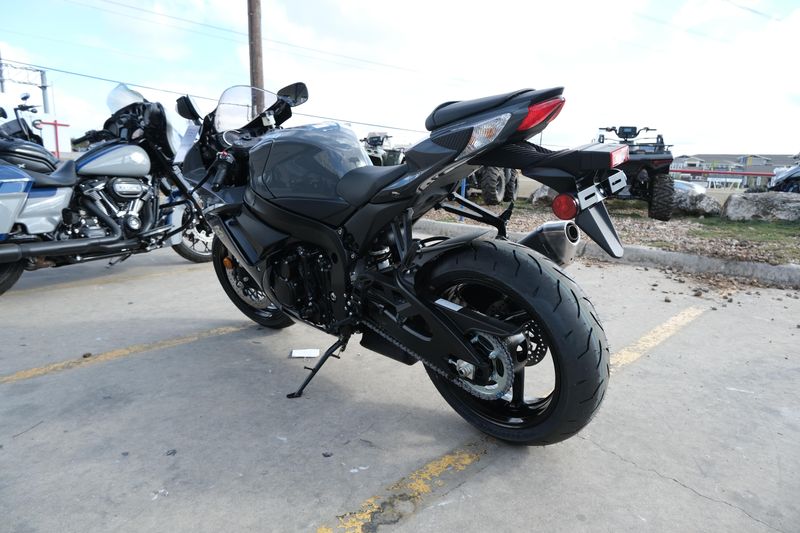 2025 SUZUKI GSXR600 in a BLACK exterior color. Family PowerSports (877) 886-1997 familypowersports.com 