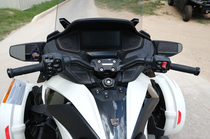 2024 Can-Am SPYDER RT SEATOSKY VEGAS WHITE SATINImage 25