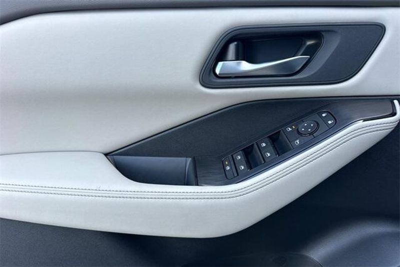 New 2025 Nissan Rogue SVImage 8
