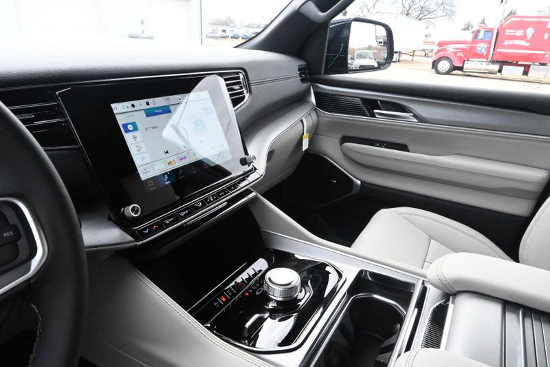 2025 Wagoneer L Image 30