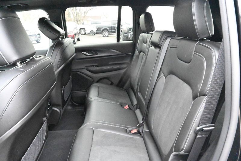 2025 Jeep Grand Cherokee Altitude XImage 12