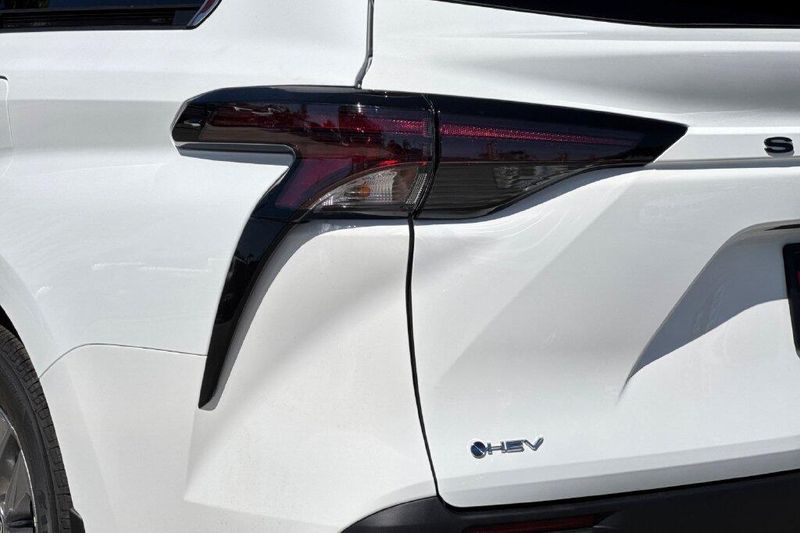 New 2026 Toyota Sienna LEImage 32