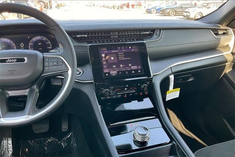 2025 Jeep Grand Cherokee Altitude photo 4