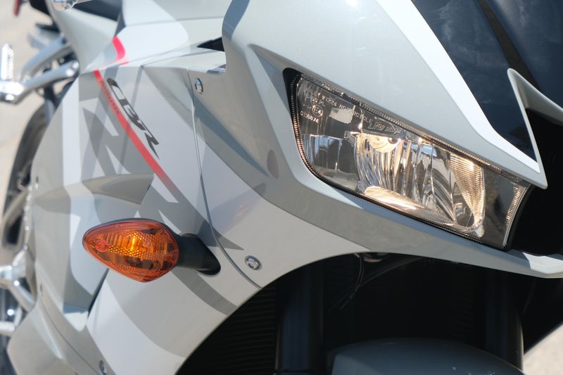 2025 Honda CBR600RR ABS DEEP PEARL GRAY Image 23