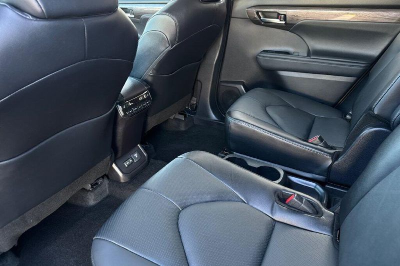 New 2026 Toyota Highlander Hybrid PlatinumImage 12