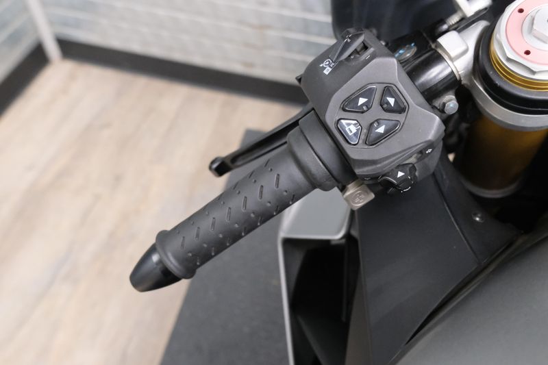 USED 2022 APRILIA RSV4 1100 Image 20