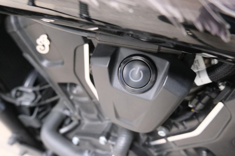 USED 2025 INDIAN MOTORCYCLE SCOUT BOBBER LIMITED WITH TECHNOLOGY PACKAGE BLACK METALLIC Image 12