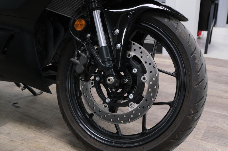 USED 2025 YAMAHA YZFR3 ABS Image 18