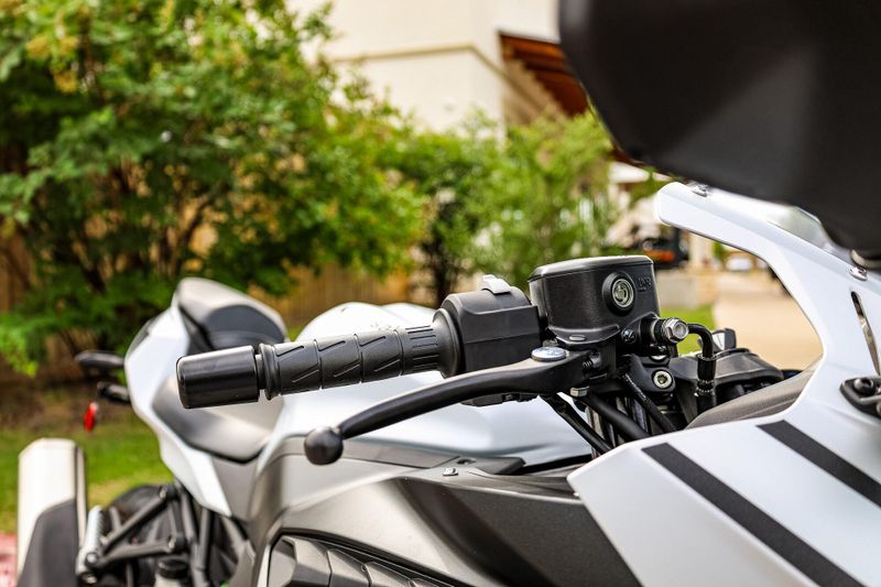2025 Kawasaki NINJA ZX4RR ABS  METALLIC MATTE WHITISH SILVER AND METALLIC FLAT SPARK BLACK Image 2