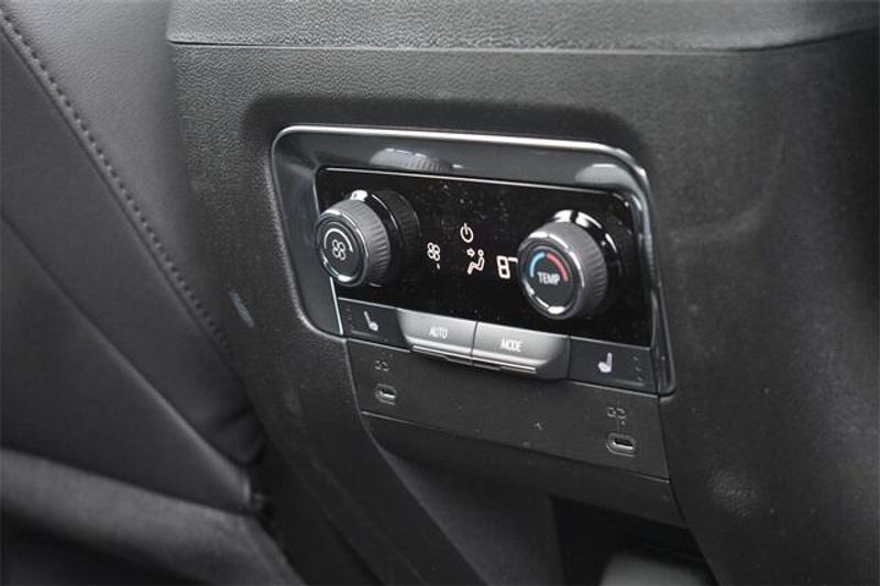 2025 Chevrolet Suburban PremierImage 18