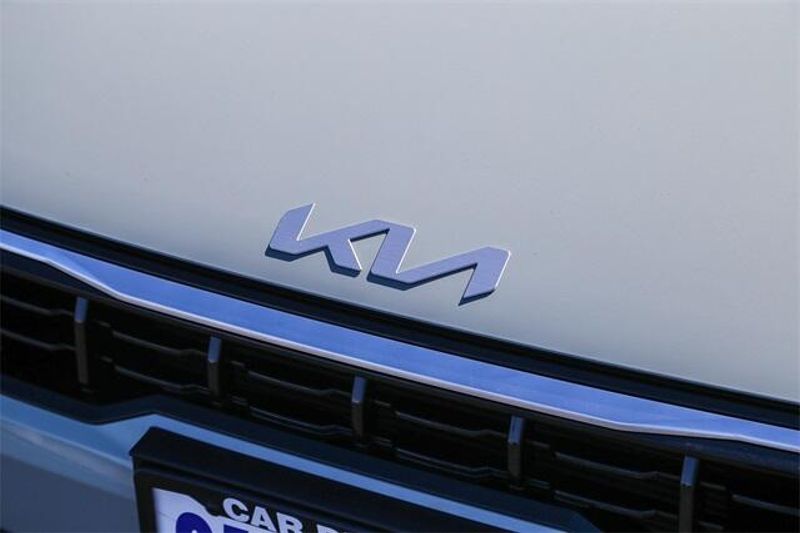 New 2025 Kia K4 GT-LineImage 14