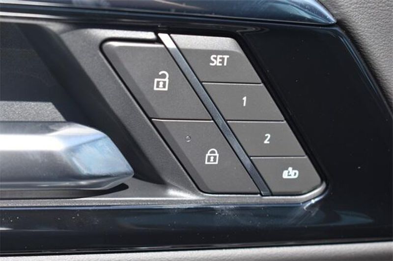 New 2025 Chevrolet Suburban PremierImage 27