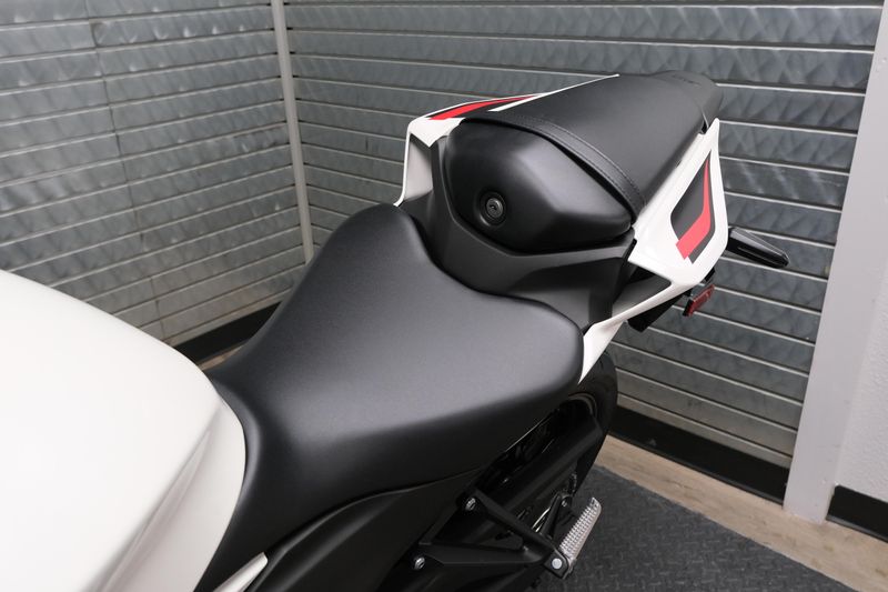 NEW 2026 YAMAHA YZFR3 ABS 70TH ANNIVERSARY EDITION Image 19