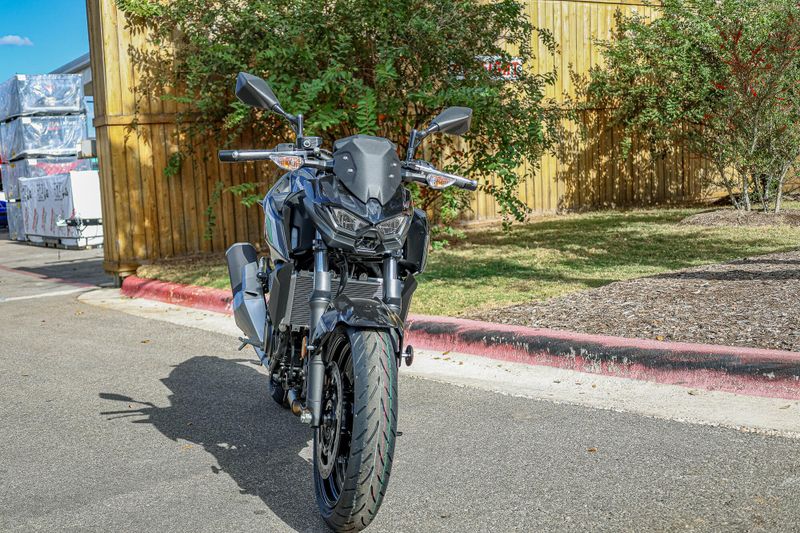 2025 Kawasaki Z500 ABS METALLIC SPARK BLACK AND METALLIC MATTE GRAPHENESTEEL GRAY Image 5
