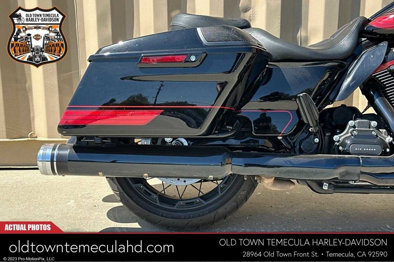 2021 Harley-Davidson Road Glide in a BLACK HOLE W/PINSTRIPE exterior color. BMW Motorcycles of Temecula – Southern California (951) 506-6903 bmwmotorcyclesoftemecula.com 