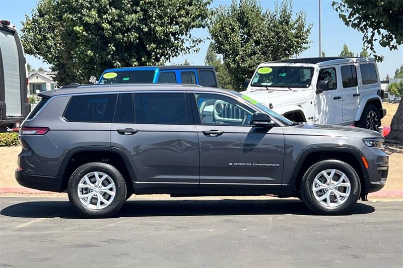 2023 Jeep Grand Cherokee Limited photo 3