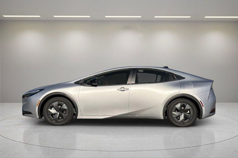 New 2027 Toyota Prius Plug-In Hybrid SEImage 6