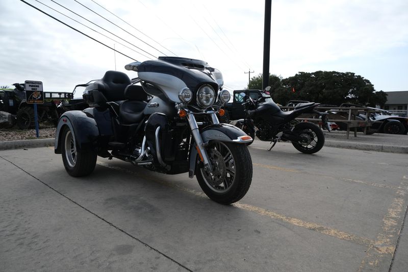 2019 HARLEY TRIKE TRI GLIDE ULTRA in a BLACK exterior color. Family PowerSports (877) 886-1997 familypowersports.com 