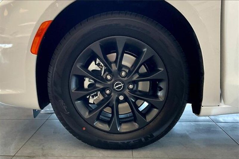 2025 Chrysler Pacifica SelectImage 9