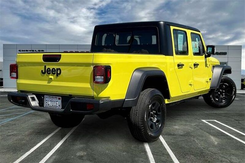 2024 Jeep Gladiator Sport photo 11