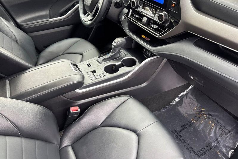 Used 2026 Toyota Highlander Hybrid XLEImage 16