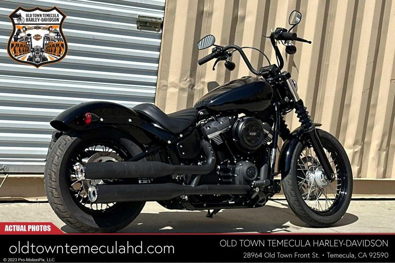 2020 Harley-Davidson Softail in a BILLARD RED/BLK W/PINSTRIPE exterior color. BMW Motorcycles of Temecula – Southern California (951) 506-6903 bmwmotorcyclesoftemecula.com 