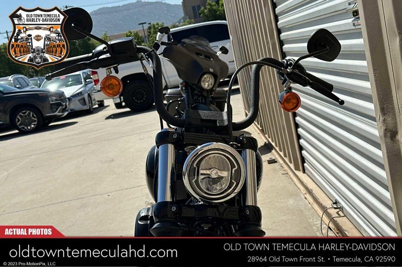 2020 Harley-Davidson Softail in a BILLARD RED/BLK W/PINSTRIPE exterior color. BMW Motorcycles of Temecula – Southern California (951) 506-6903 bmwmotorcyclesoftemecula.com 