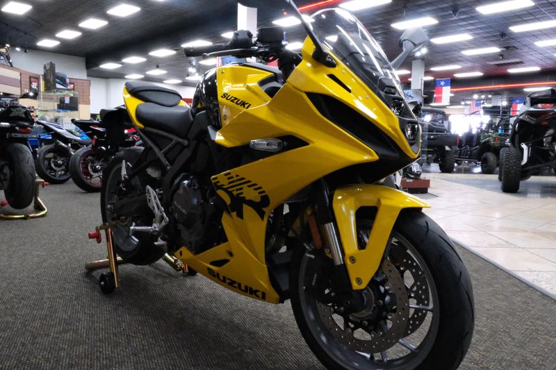 2024 SUZUKI GSXS 8R in a PEARL IGNITE YELLOW exterior color. Family PowerSports (877) 886-1997 familypowersports.com 