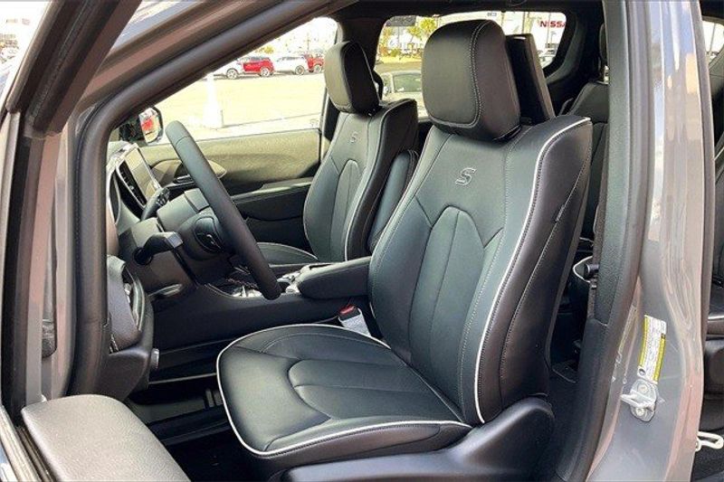 2023 Chrysler Pacifica Plug-in Hybrid LimitedImage 8