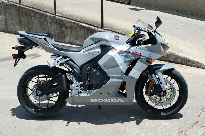 2025 Honda CBR600RR ABS DEEP PEARL GRAY Image 2