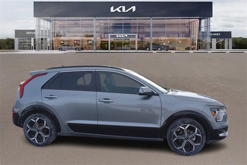 New 2025 Kia Niro EX TouringImage 2