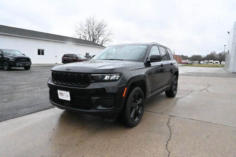 2025 Jeep Grand Cherokee Altitude XImage 4