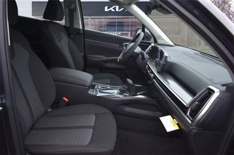 2025 Kia Sorento LXImage 12