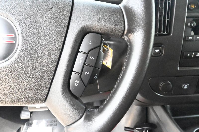 2023 GMC Savana Passenger LSImage 25