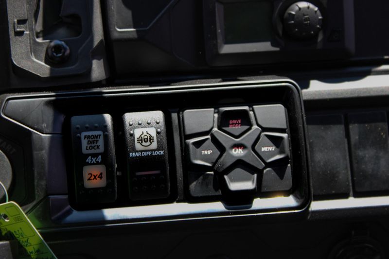 2025 Can-Am DEFENDER MAX LIMITED CAB HD10 WILDLAND CAMO Image 22