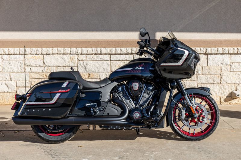 2024 INDIAN MOTORCYCLE CHALLENGER ELITE CHARCOAL CANDY AND BLACK CANDYImage 2