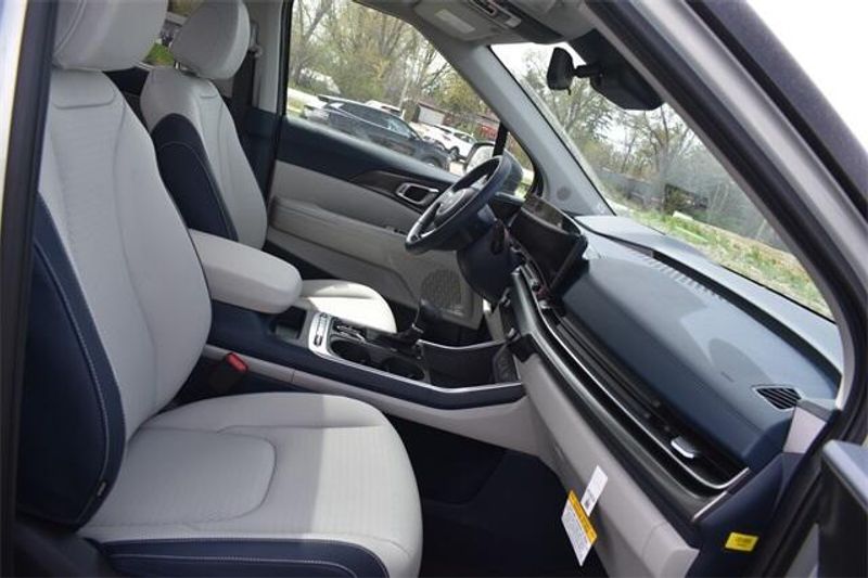2025 Kia Carnival SX PrestigeImage 13