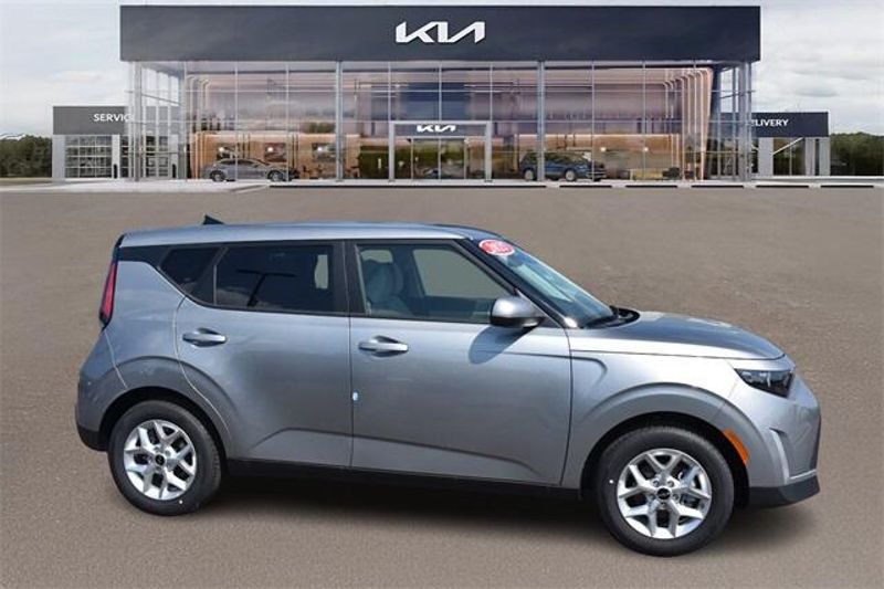 New 2025 Kia Soul LXImage 2