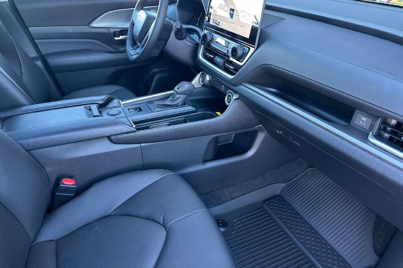 New 2026 Toyota Grand Highlander XLEImage 16