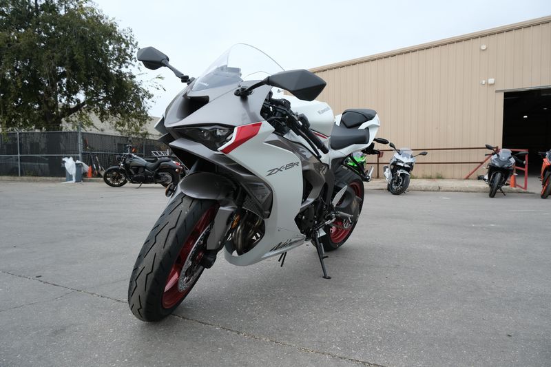 2025 Kawasaki NINJA ZX6R PEARL BLIZZARD WHITEImage 24