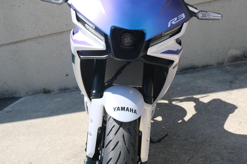 2025 Yamaha YZFR3 ABS LUNAR WHITE AND NEBULA BLUE Image 8
