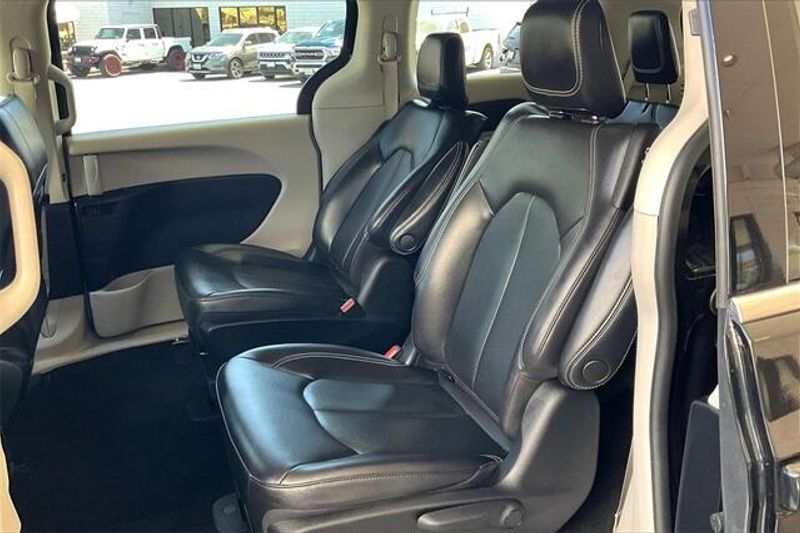 2022 Chrysler Pacifica Hybrid Touring LImage 25