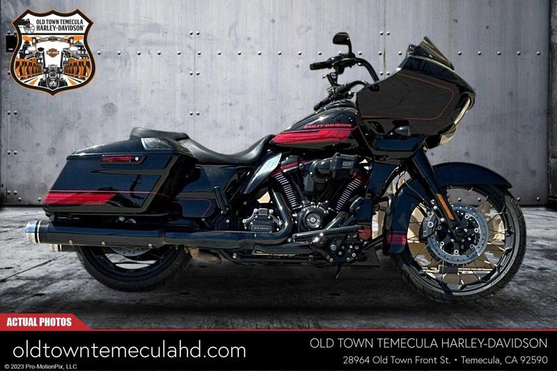 2021 Harley-Davidson Road Glide in a BLACK HOLE W/PINSTRIPE exterior color. BMW Motorcycles of Temecula – Southern California (951) 506-6903 bmwmotorcyclesoftemecula.com 