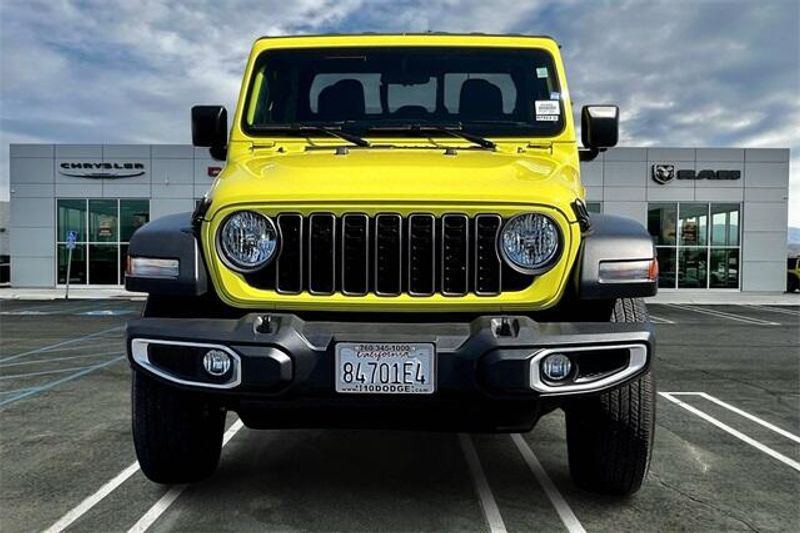 2024 Jeep Gladiator Sport photo 2