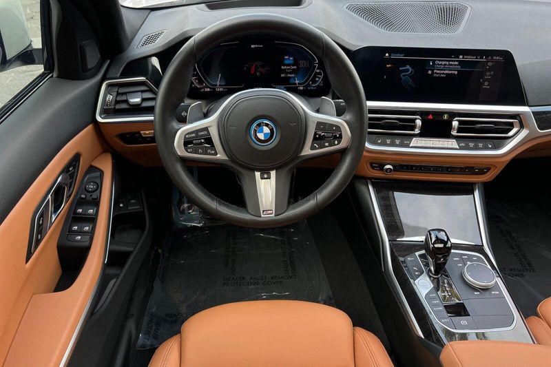 2022 BMW 3 Series 330e iPerformanceImage 11